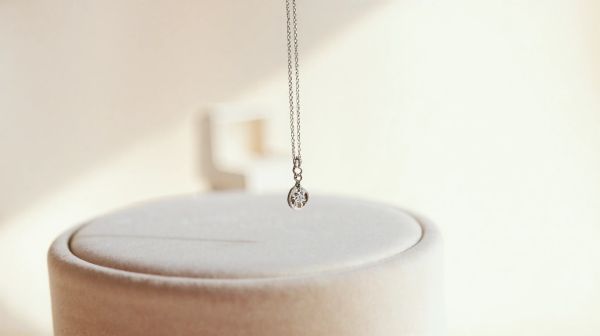 3 caractéristiques essentielles de l'alliance vs la bague de fiançailles